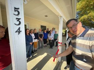 Photo of Jonathon Weakley, Madison County Administrator, and Pam Frederick, Skyline CAP Board President, cutting ribbon to new office in Madison